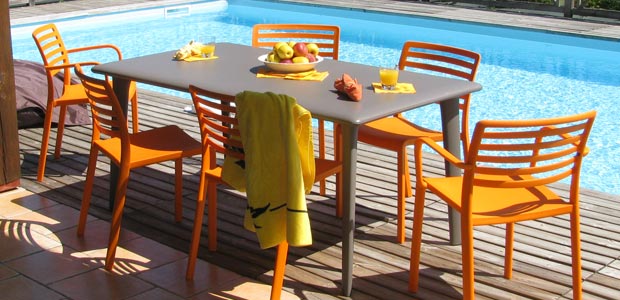 Sal�n resina 4 a 6 plazas, mesa chocolate