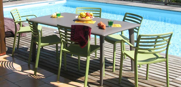 Sal�n resina 4 a 6 plazas, mesa chocolate